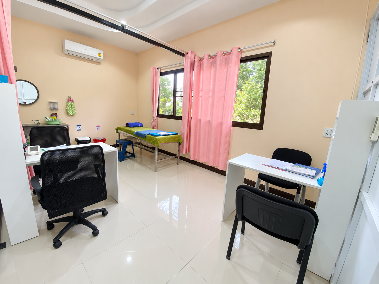 ห้องตรวจของคลินิกเดชพันธ์การแพทย์แผนไทย